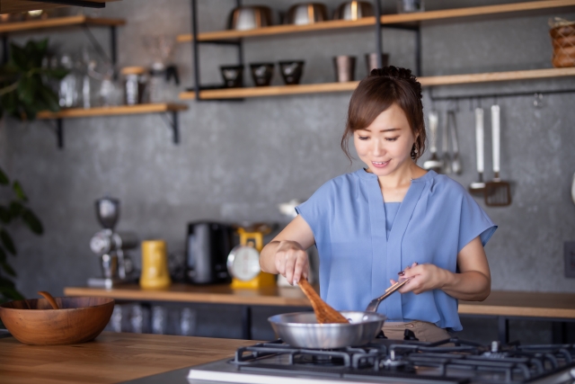 料理する女性